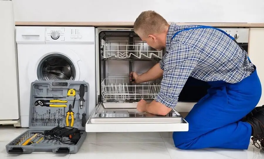 Adapazarı Alarko servisi teknisyen ekibi beyaz eşya tamiri yaparken